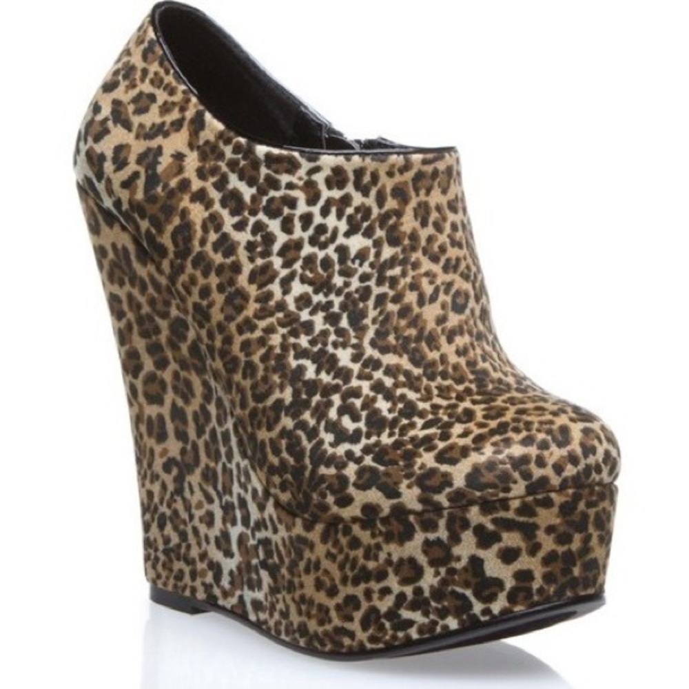 GUC Shoedazzle Myla Leopard Print Wedges, 10